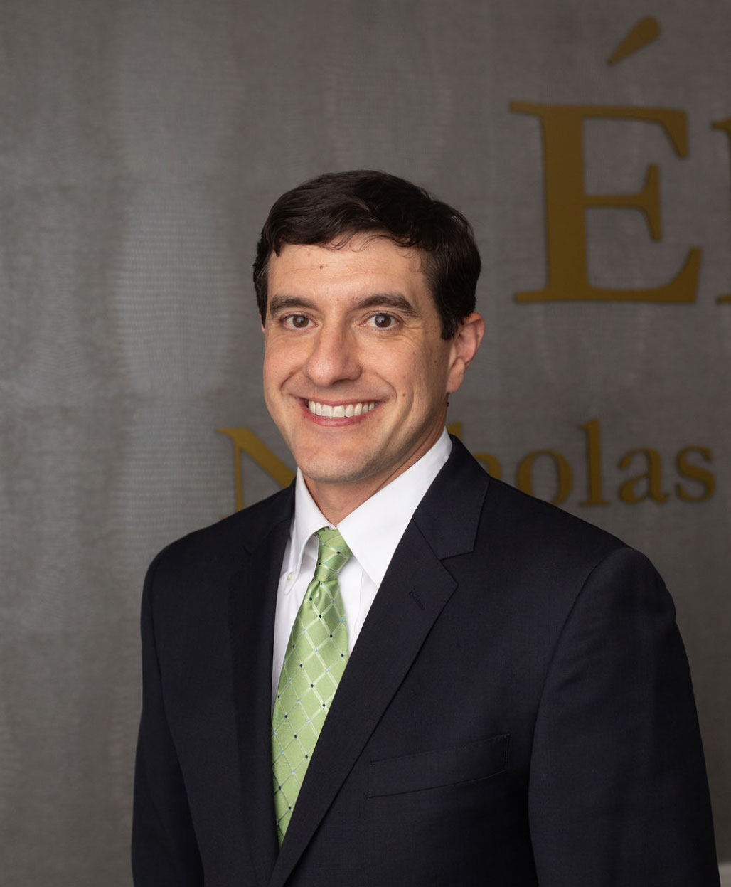Dr. Nicholas Fluitt in front of the Élan Psychiatry sign